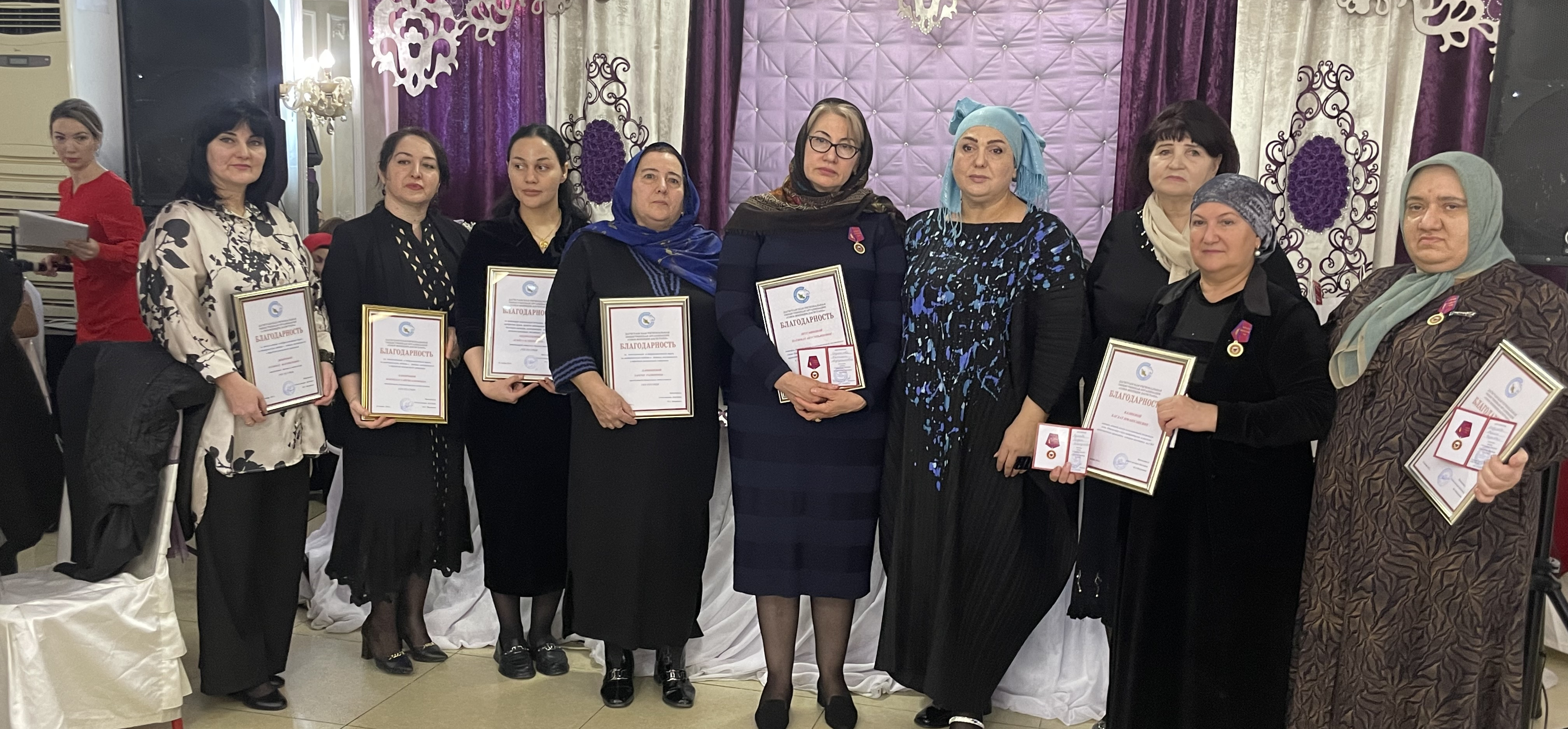 В Социально-реабилитационном центре Минтруда РД в г.Кизилюрте состоялась теплая встреча  с участием матерей и жен военнослужащих, находящихся в зоне СВО